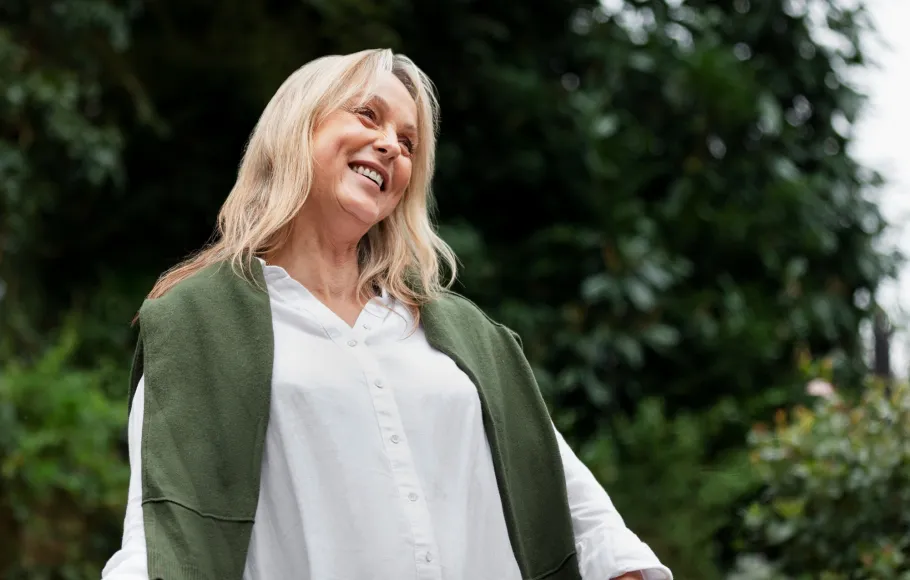 Glad, medelålders kvinna