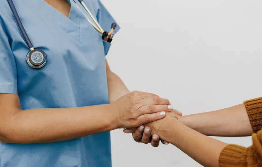 läkare håller patients händer