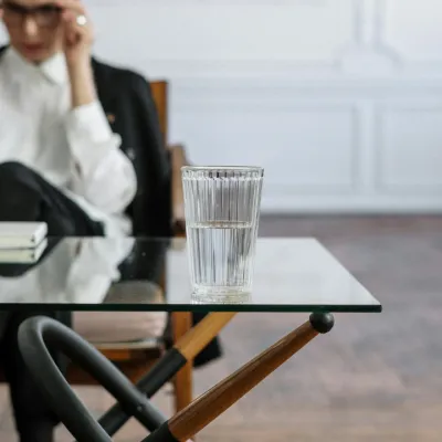 Kvinna som sitter i väntrum