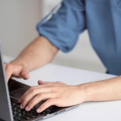 Läkare skriver på datorn