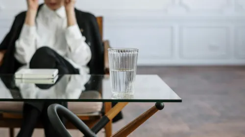 Kvinna som sitter i väntrum