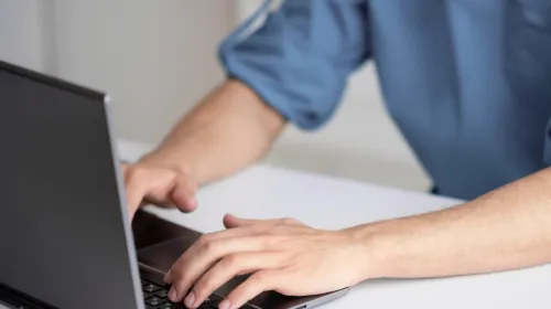 Läkare skriver på datorn